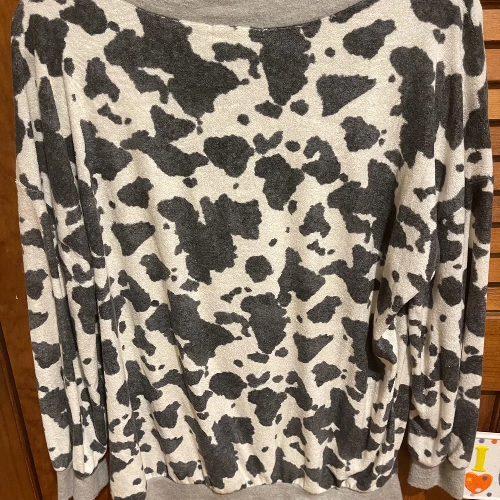 Cow print‎ light weight sweatshirt - Picture 3 of 4